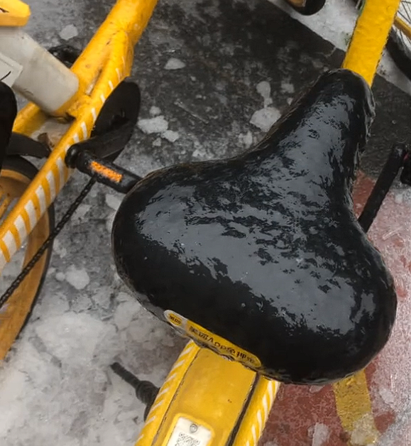 冻雨再现！武汉人醒来发现自行车座结冰：气象部门提醒