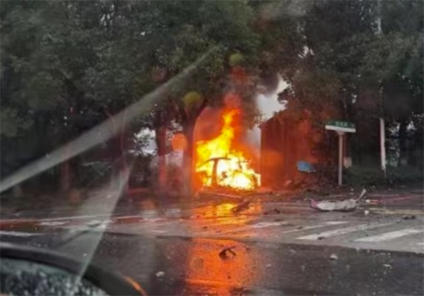 一小鹏轿车街边起火爆燃 小鹏回应：非动力电池起火