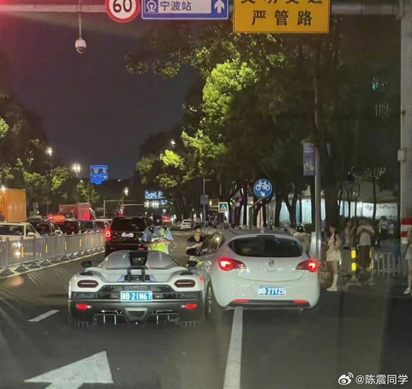 别克跨实线撞上千万元的科尼塞克 网友：卖车也不够赔-第1张图片-海印网