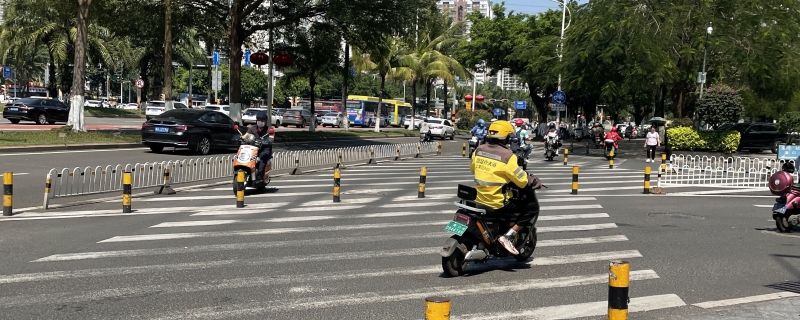 男子白天送外卖晚上写代码月入过万 网友：太卷了