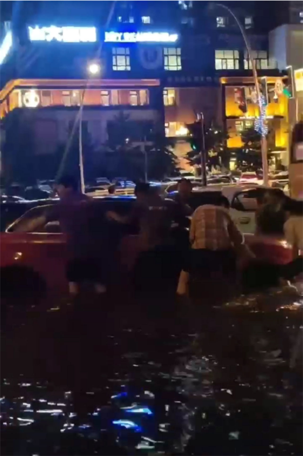 养车人丨 养车小哥暴雨天守护爱情 门店老板3年狂开9家京东养车门店-第2张图片-海印网