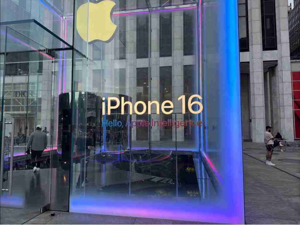 苹果 iPhone 16 / Pro 系列线下发售概览：第五大道店上演灯光秀，多地未现排队长龙-第3张图片-海印网